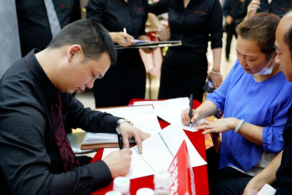 帝贊深圳龍崗店盛大開業(yè)！專業(yè)定制輕奢鋁木門
