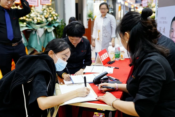 帝贊深圳龍崗店盛大開業(yè)！專業(yè)定制輕奢鋁木門