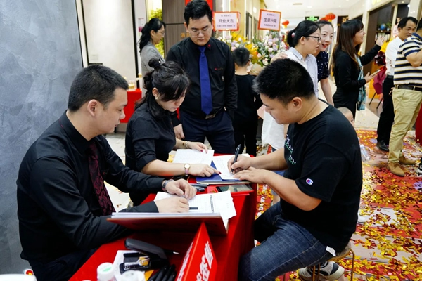 帝贊深圳龍崗店盛大開業(yè)！專業(yè)定制輕奢鋁木門