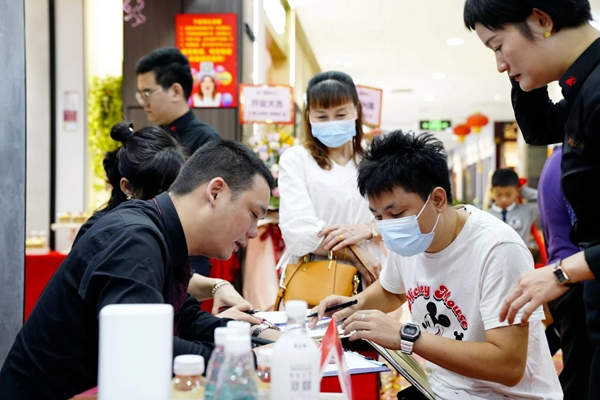 帝贊深圳龍崗店盛大開業(yè)！專業(yè)定制輕奢鋁木門