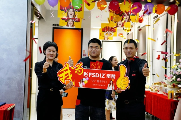 帝贊深圳龍崗店盛大開業(yè)！專業(yè)定制輕奢鋁木門