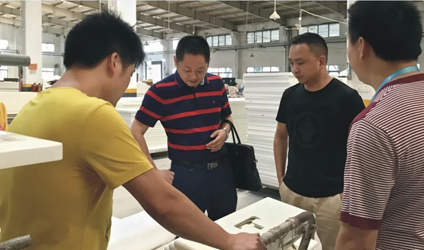 迪峰機械這款設備使得木門噴涂效率提高4倍！