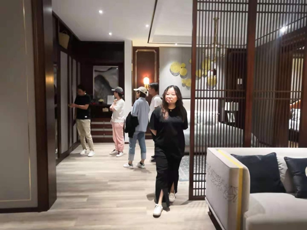 華泰龍木門助力經銷商接大單！