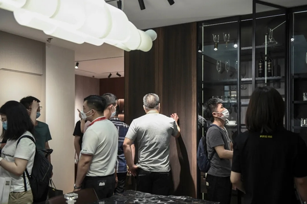 伯藝木門|客廳＆餐廳，生活的“輕”與“重”