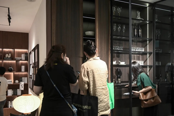 伯藝木門|客廳＆餐廳，生活的“輕”與“重”