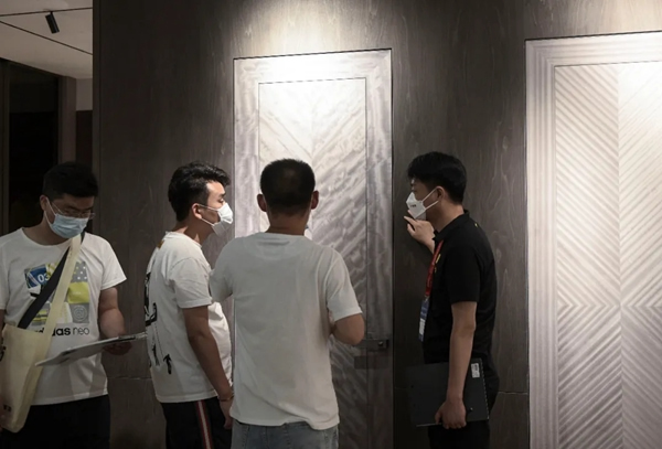 伯藝木門|客廳＆餐廳，生活的“輕”與“重”