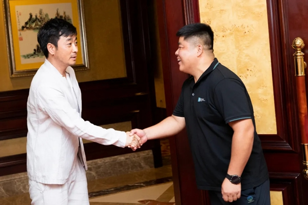 華赫隆木門(mén)品牌戰(zhàn)略新篇章：簽約著名演員黃俊鵬！
