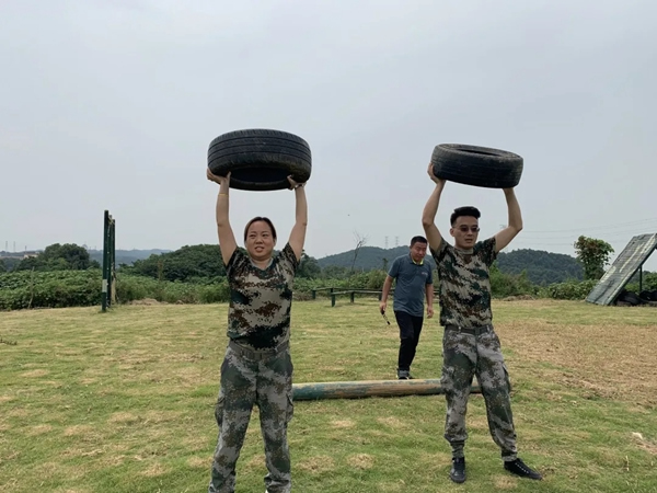 千鼎門業運營中心戶外拓展訓練，超越自我凝心聚力