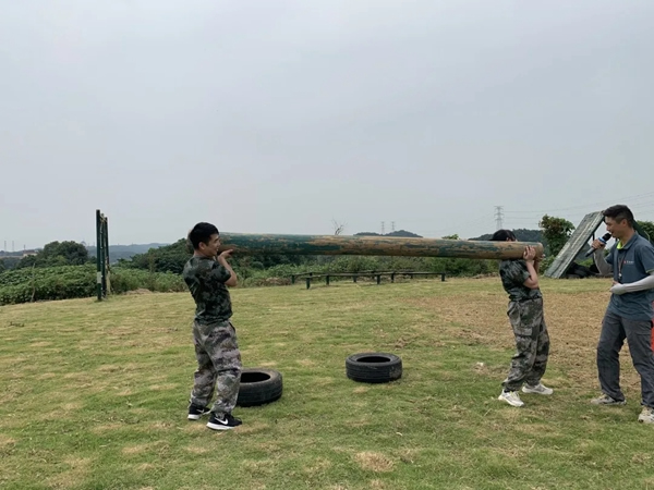 千鼎門業運營中心戶外拓展訓練，超越自我凝心聚力