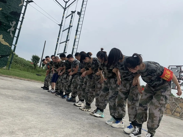 千鼎門業運營中心戶外拓展訓練，超越自我凝心聚力