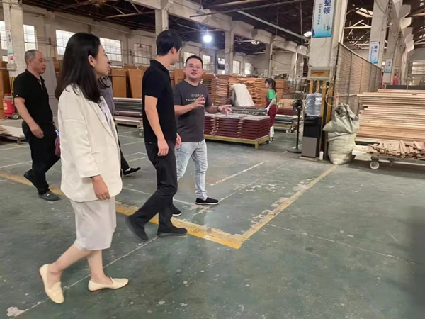 中國木材與木制品流通協會領導蒞臨優雅諾木門參觀考察