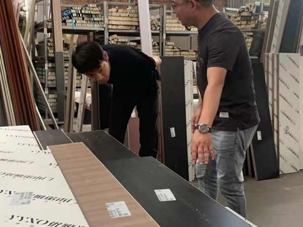 中國木材與木制品流通協會領導蒞臨優雅諾木門參觀考察