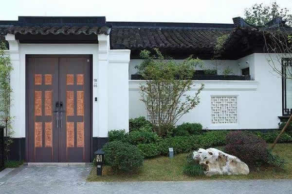 款式簡約的鑄鋁門