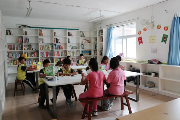 霍爾茨木門建造陽光公益行“愛心書屋”