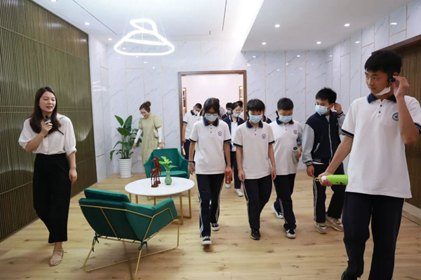 校企共建｜久盛地板迎來(lái)“課堂進(jìn)企業(yè)”學(xué)生實(shí)踐活動(dòng)