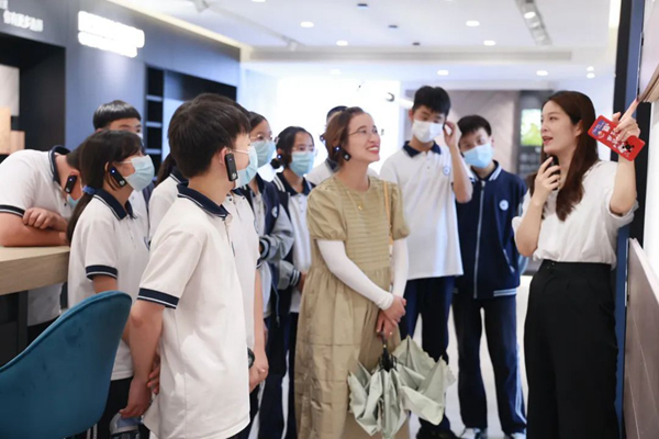 校企共建｜久盛地板迎來(lái)“課堂進(jìn)企業(yè)”學(xué)生實(shí)踐活動(dòng)