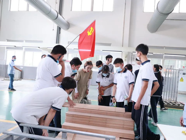 校企共建｜久盛地板迎來(lái)“課堂進(jìn)企業(yè)”學(xué)生實(shí)踐活動(dòng)
