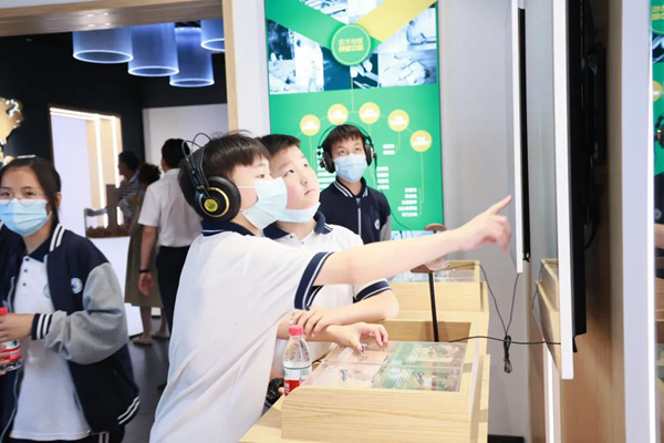 校企共建｜久盛地板迎來(lái)“課堂進(jìn)企業(yè)”學(xué)生實(shí)踐活動(dòng)