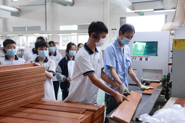校企共建｜久盛地板迎來(lái)“課堂進(jìn)企業(yè)”學(xué)生實(shí)踐活動(dòng)