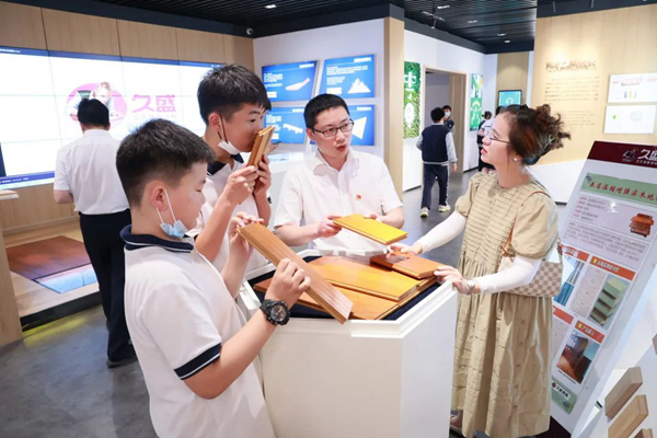 校企共建｜久盛地板迎來(lái)“課堂進(jìn)企業(yè)”學(xué)生實(shí)踐活動(dòng)