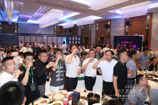 重磅！熱烈祝賀伊佳特木門當選中國無漆木門產業聯盟第一屆理事會“常務副會長單位”