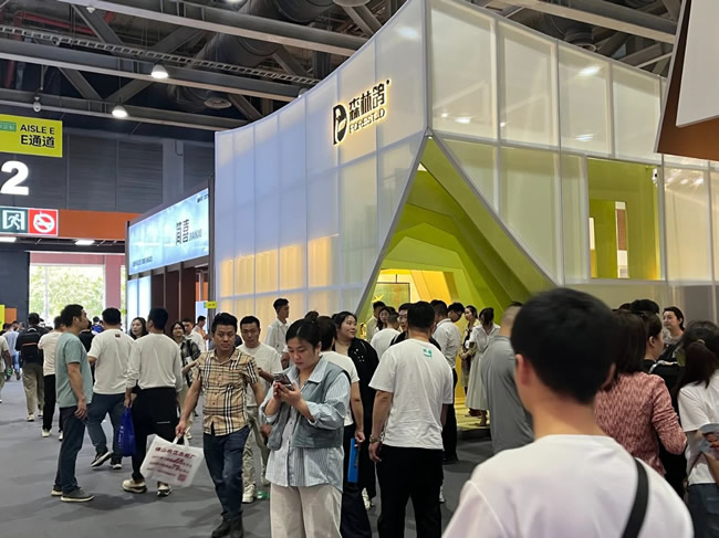 展商風(fēng)采｜森林鴿發(fā)布2026-2027全球定制家居流行趨勢報告，“雅宋·曉山青”主題館大放異彩！