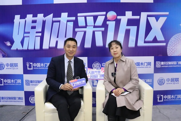 羽尚輕整裝唐萬勇