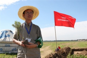 百德帶領大家伙植樹