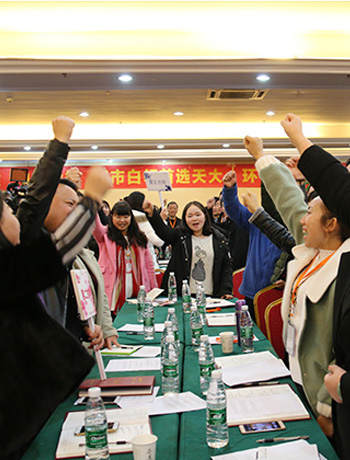 方陣隊員舉拳加油